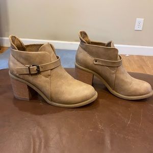 Blowfish ankle boot. Women size 10